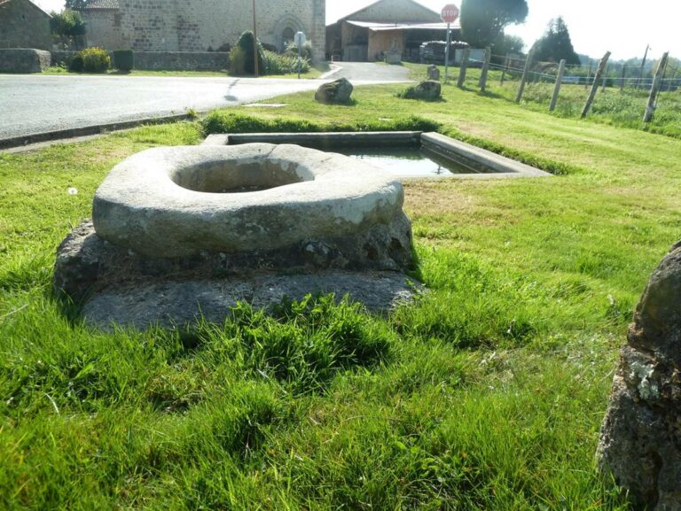 Fontaine publique et ancien lavoir